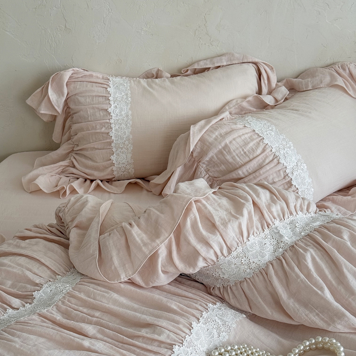 91家纺网 家纺一手货源 找家纺 佳汐蓝家纺 2025秋冬新品双层皱皱纱定制花边+打褶+荷叶边四件套--奥黛丽 奥黛丽-粉色