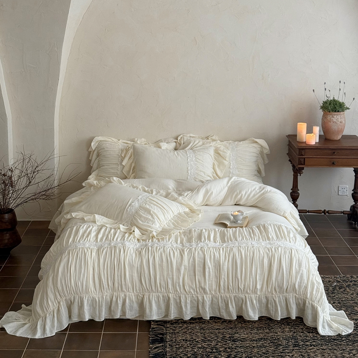 91家纺网 家纺一手货源 找家纺 佳汐蓝家纺 2025秋冬新品双层皱皱纱定制花边+打褶+荷叶边四件套--奥黛丽 奥黛丽-白色