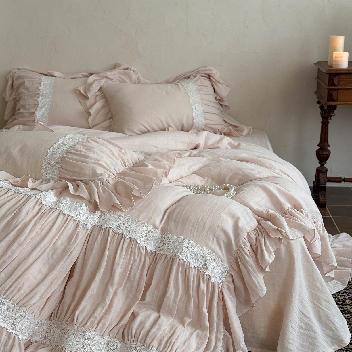 91家纺网 家纺一手货源 找家纺 佳汐蓝家纺 2025秋冬新品双层皱皱纱定制花边+打褶+荷叶边四件套--奥黛丽 奥黛丽-粉色