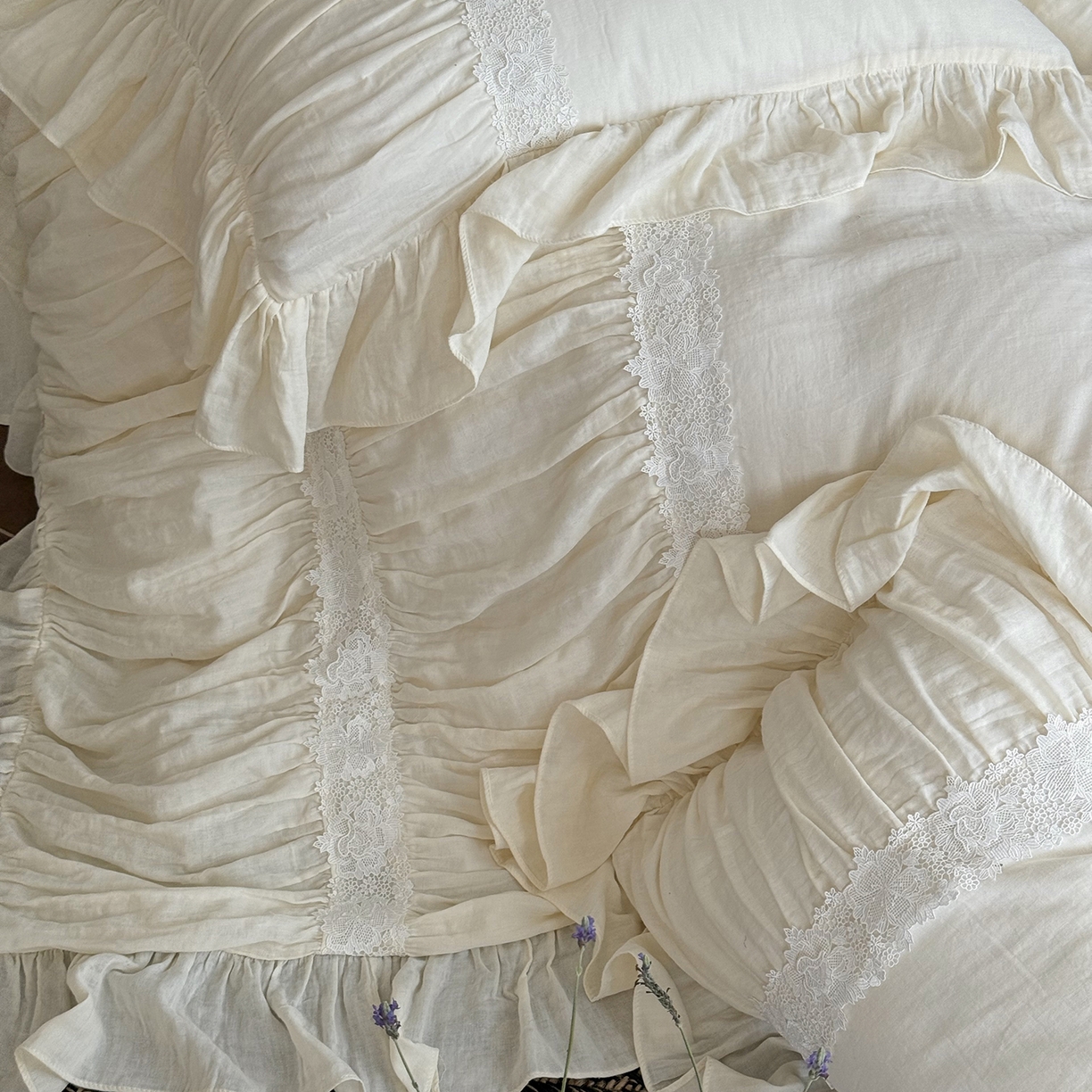 91家纺网 家纺一手货源 找家纺 佳汐蓝家纺 2025秋冬新品双层皱皱纱定制花边+打褶+荷叶边四件套--奥黛丽 奥黛丽-白色