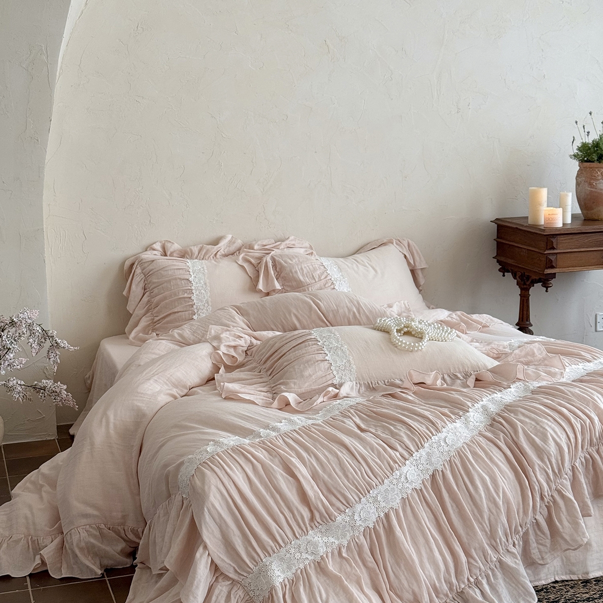 91家纺网 家纺一手货源 找家纺 佳汐蓝家纺 2025秋冬新品双层皱皱纱定制花边+打褶+荷叶边四件套--奥黛丽 奥黛丽-粉色