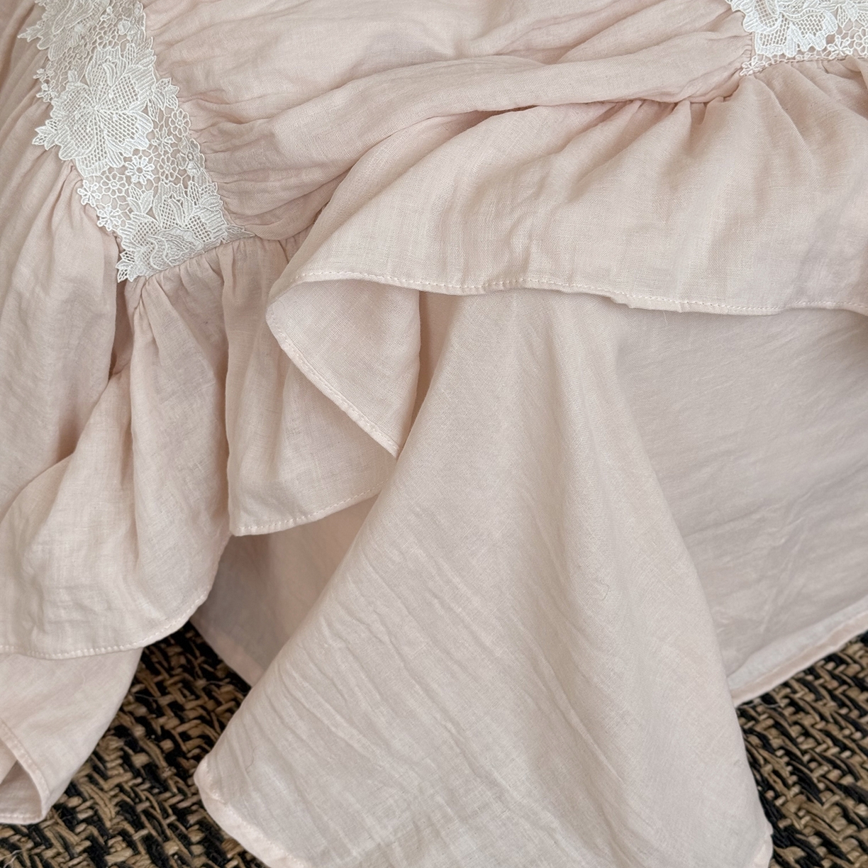 91家纺网 家纺一手货源 找家纺 佳汐蓝家纺 2025秋冬新品双层皱皱纱定制花边+打褶+荷叶边四件套--奥黛丽 奥黛丽-粉色