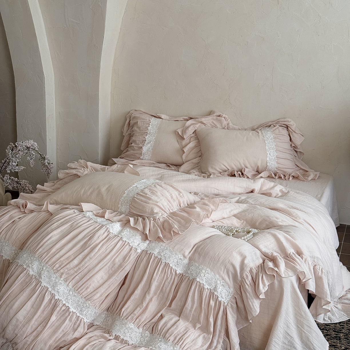 91家纺网 家纺一手货源 找家纺 佳汐蓝家纺 2025秋冬新品双层皱皱纱定制花边+打褶+荷叶边四件套--奥黛丽 奥黛丽-粉色