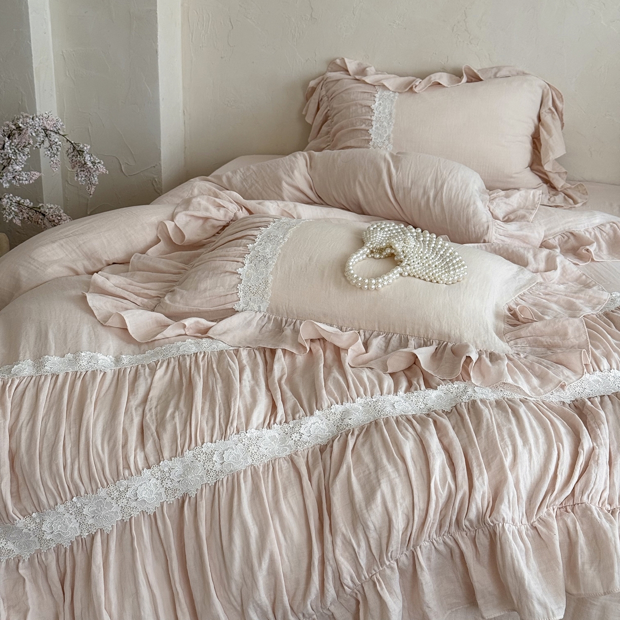 91家纺网 家纺一手货源 找家纺 佳汐蓝家纺 2025秋冬新品双层皱皱纱定制花边+打褶+荷叶边四件套--奥黛丽 奥黛丽-粉色
