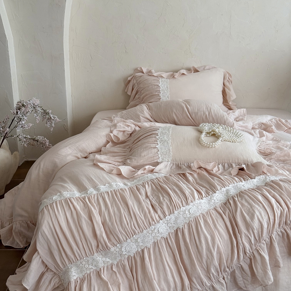 91家纺网 家纺一手货源 找家纺 佳汐蓝家纺 2025秋冬新品双层皱皱纱定制花边+打褶+荷叶边四件套--奥黛丽 奥黛丽-粉色