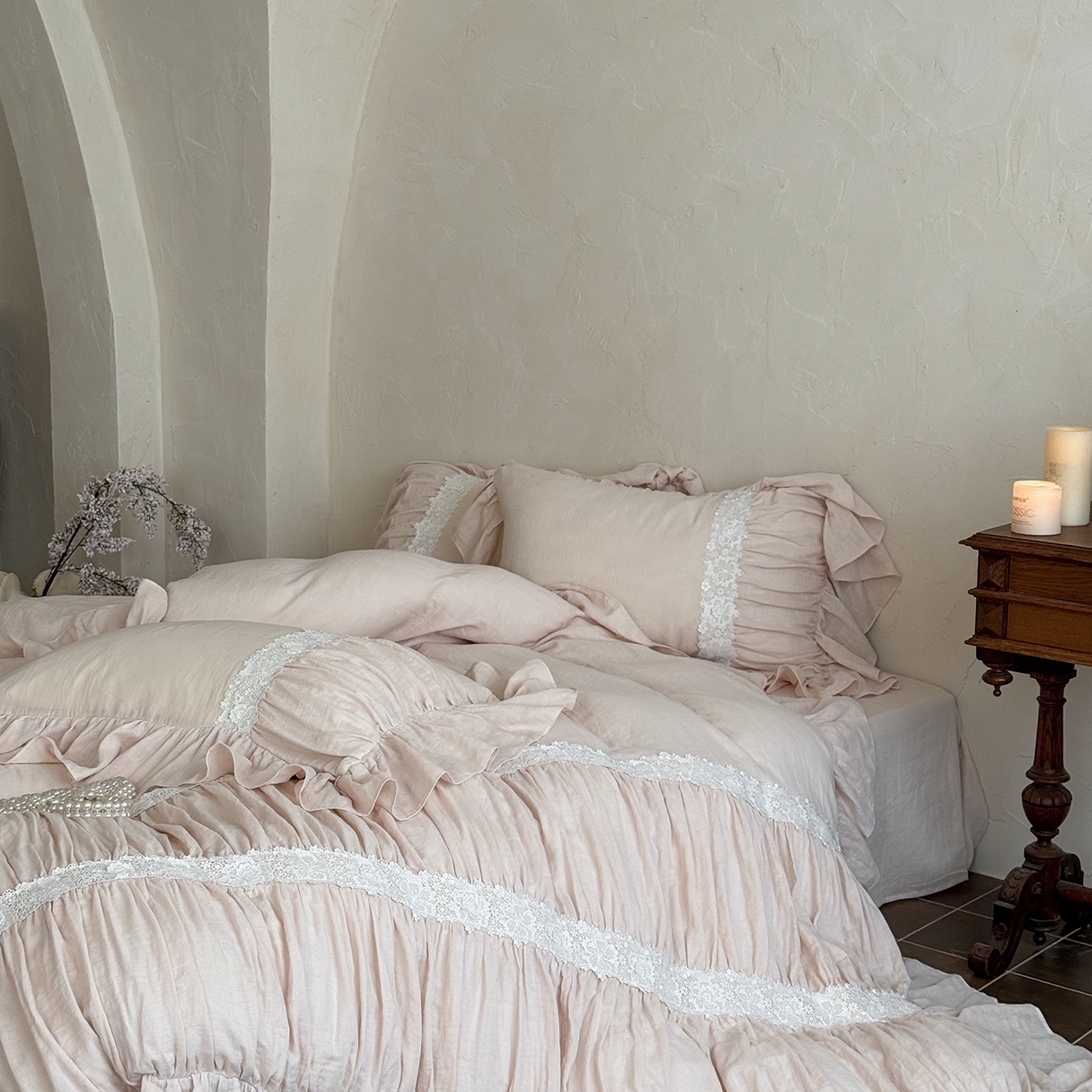 91家纺网 家纺一手货源 找家纺 佳汐蓝家纺 2025秋冬新品双层皱皱纱定制花边+打褶+荷叶边四件套--奥黛丽 奥黛丽-粉色