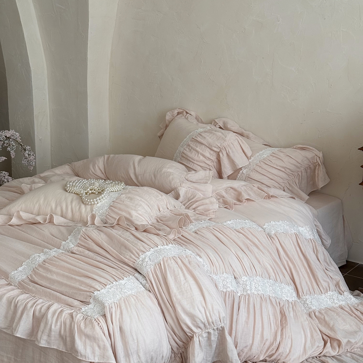 91家纺网 家纺一手货源 找家纺 佳汐蓝家纺 2025秋冬新品双层皱皱纱定制花边+打褶+荷叶边四件套--奥黛丽 奥黛丽-粉色