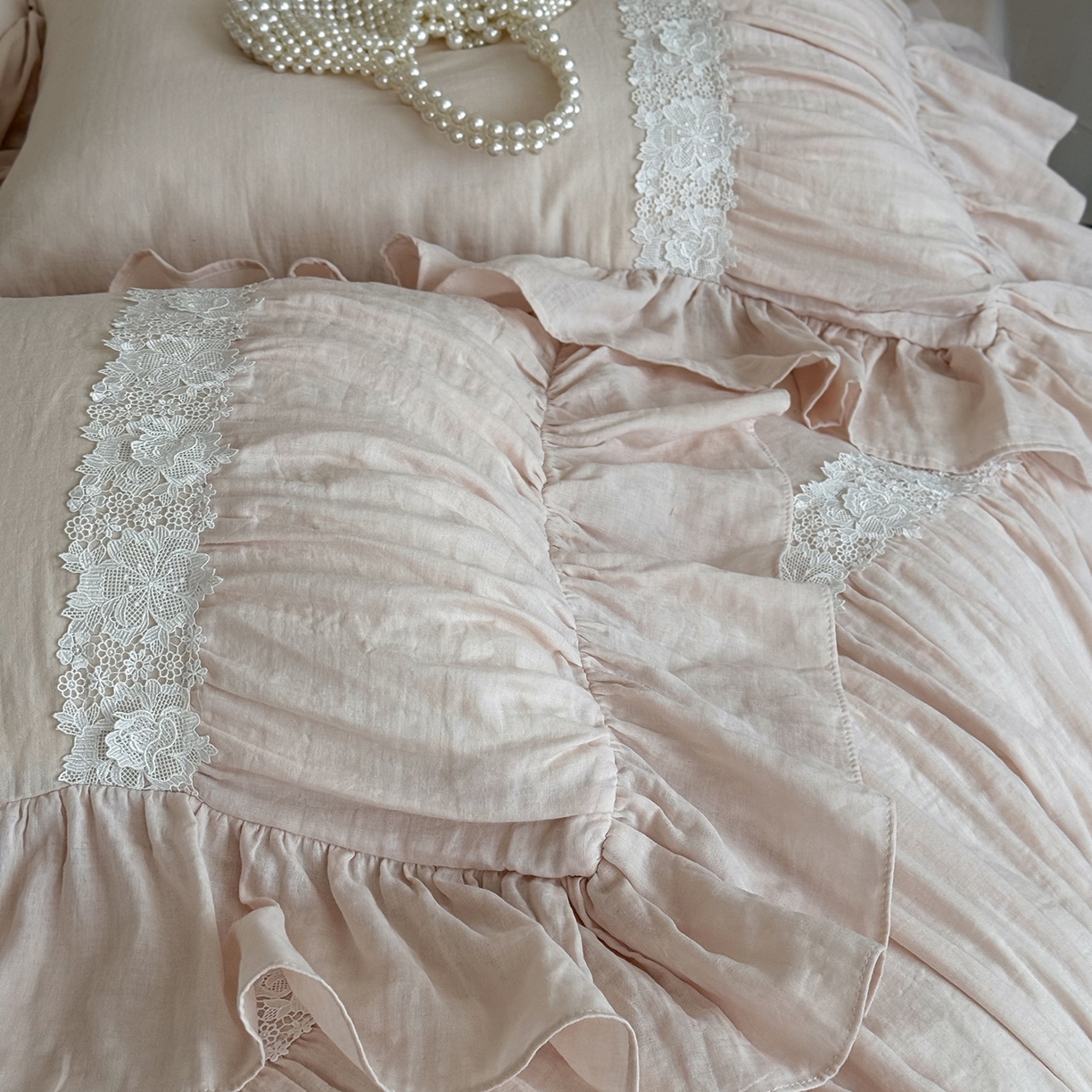 91家纺网 家纺一手货源 找家纺 佳汐蓝家纺 2025秋冬新品双层皱皱纱定制花边+打褶+荷叶边四件套--奥黛丽 奥黛丽-粉色