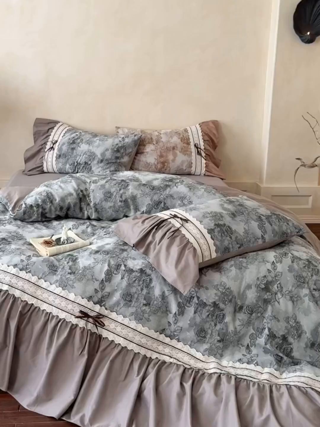 91家纺网 家纺一手货源 找家纺 （总）佳汐蓝家纺 2025秋冬新品50贡缎磨毛提花+法式花边四件套--墨兰