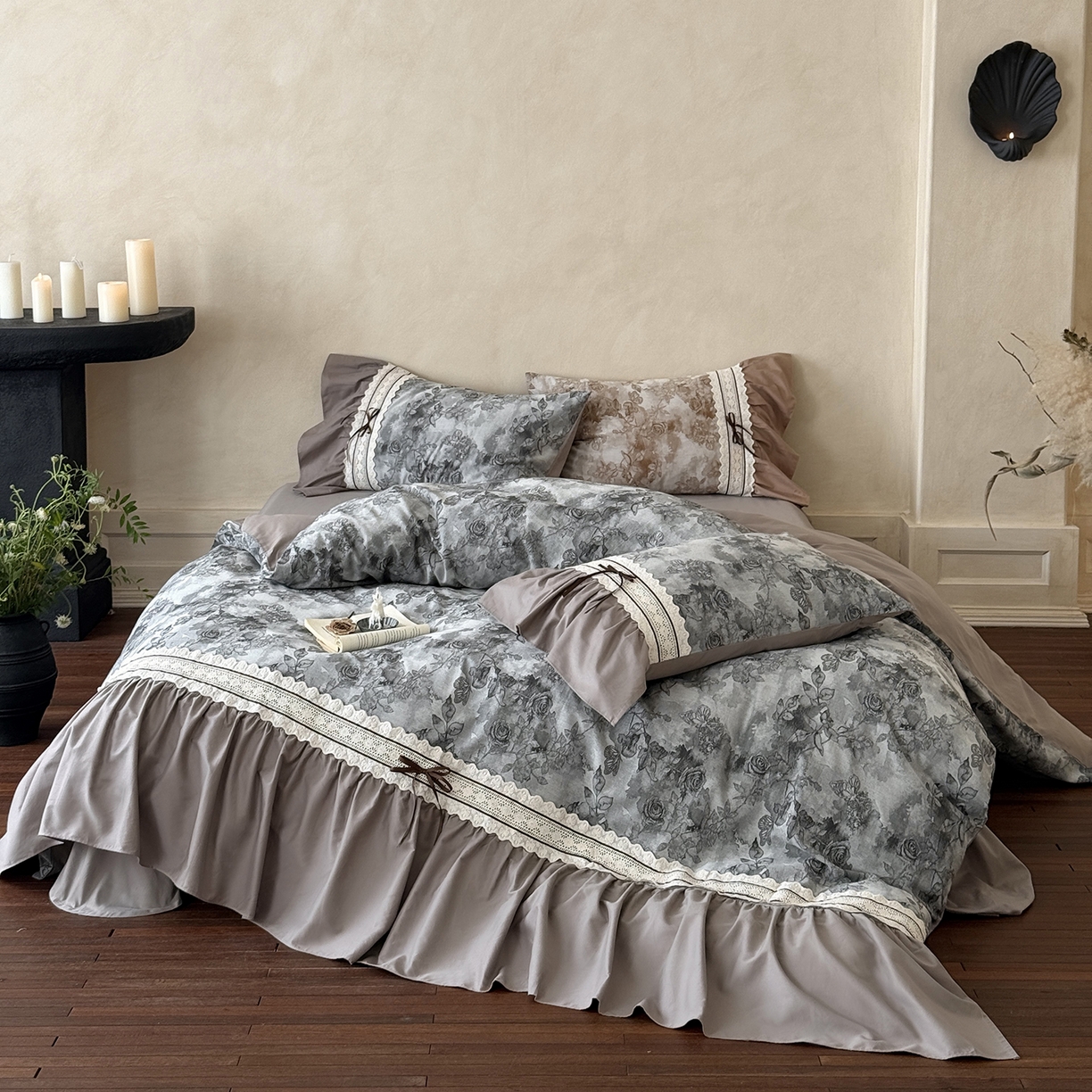 （总）佳汐蓝家纺 2025秋冬新品50贡缎磨毛提花+法式花边四件套--墨兰