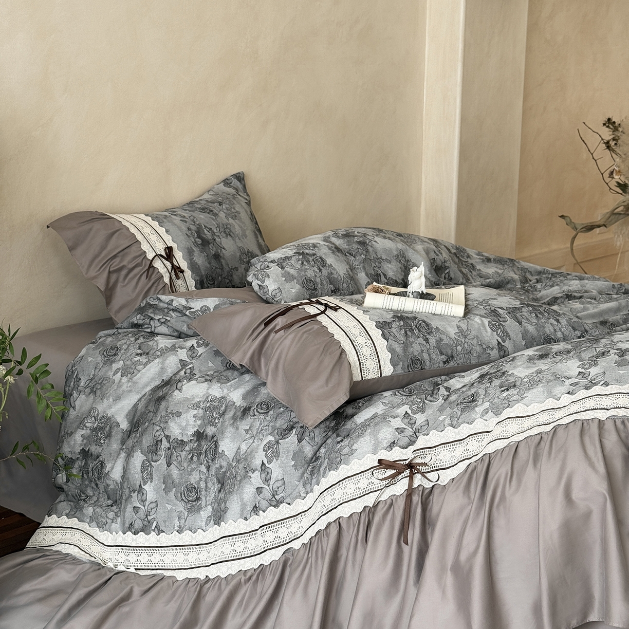 91家纺网 家纺一手货源 找家纺 （总）佳汐蓝家纺 2025秋冬新品50贡缎磨毛提花+法式花边四件套--墨兰