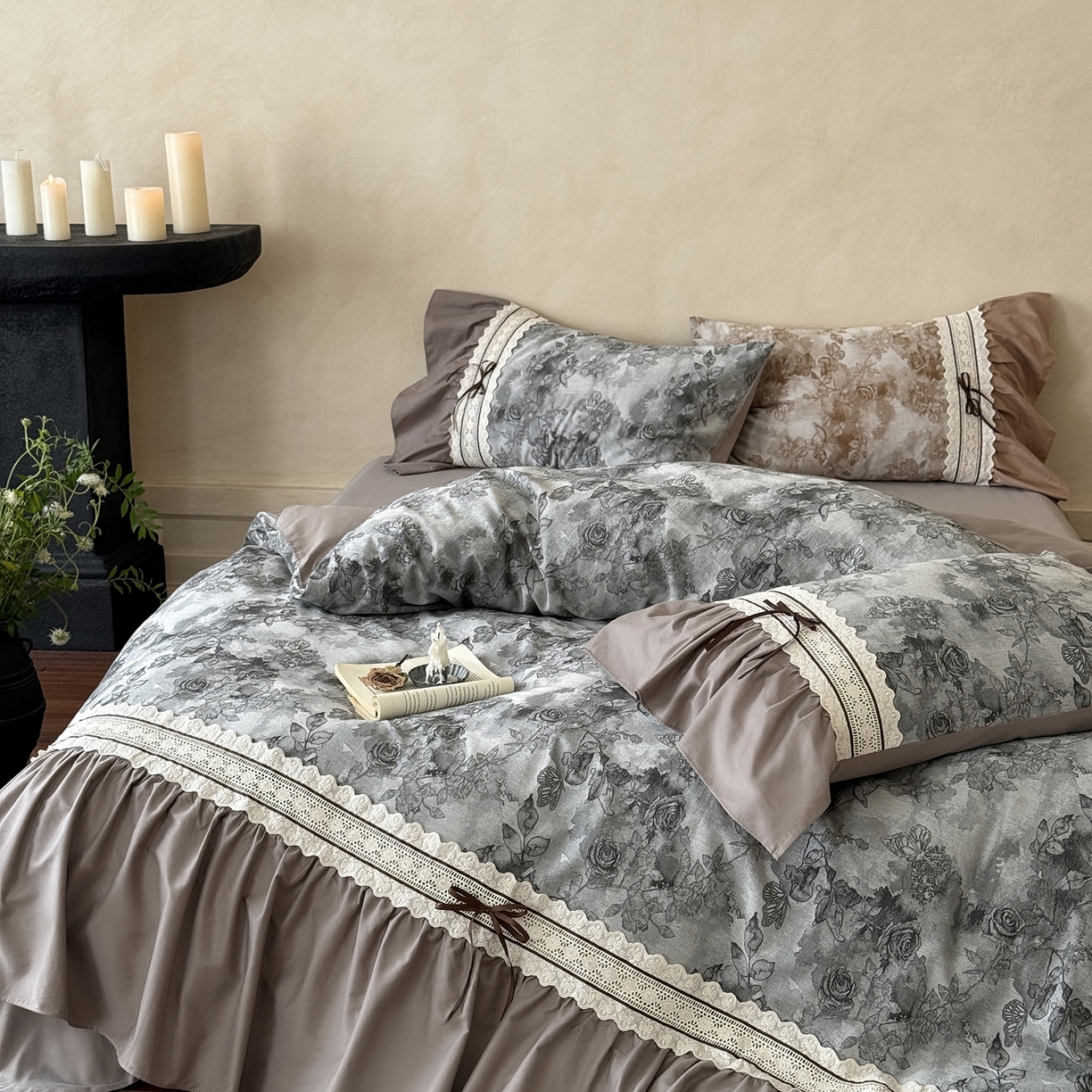 91家纺网 家纺一手货源 找家纺 （总）佳汐蓝家纺 2025秋冬新品50贡缎磨毛提花+法式花边四件套--墨兰