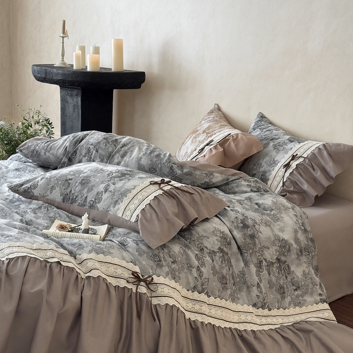 91家纺网 家纺一手货源 找家纺 （总）佳汐蓝家纺 2025秋冬新品50贡缎磨毛提花+法式花边四件套--墨兰