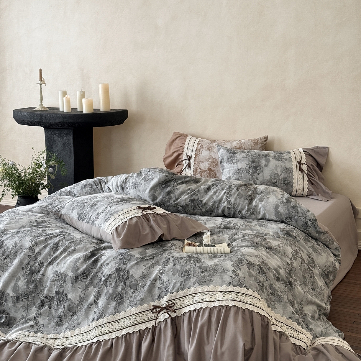 91家纺网 家纺一手货源 找家纺 （总）佳汐蓝家纺 2025秋冬新品50贡缎磨毛提花+法式花边四件套--墨兰