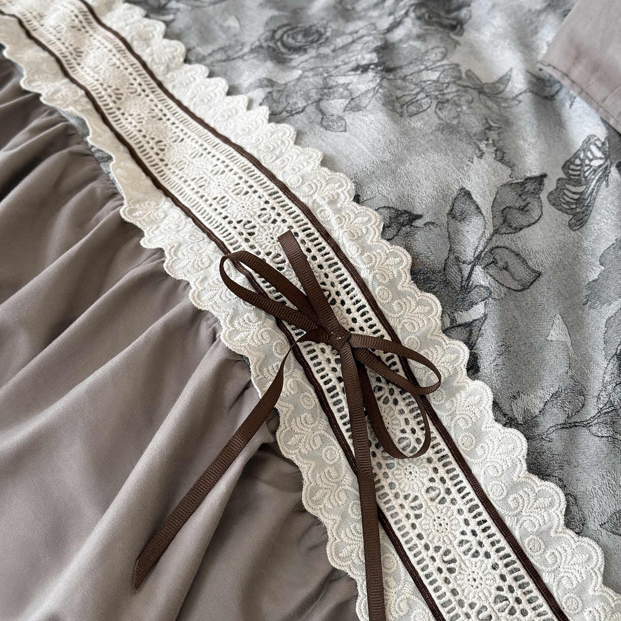 91家纺网 家纺一手货源 找家纺 （总）佳汐蓝家纺 2025秋冬新品50贡缎磨毛提花+法式花边四件套--墨兰