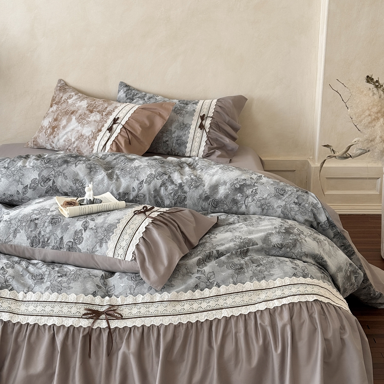 91家纺网 家纺一手货源 找家纺 （总）佳汐蓝家纺 2025秋冬新品50贡缎磨毛提花+法式花边四件套--墨兰