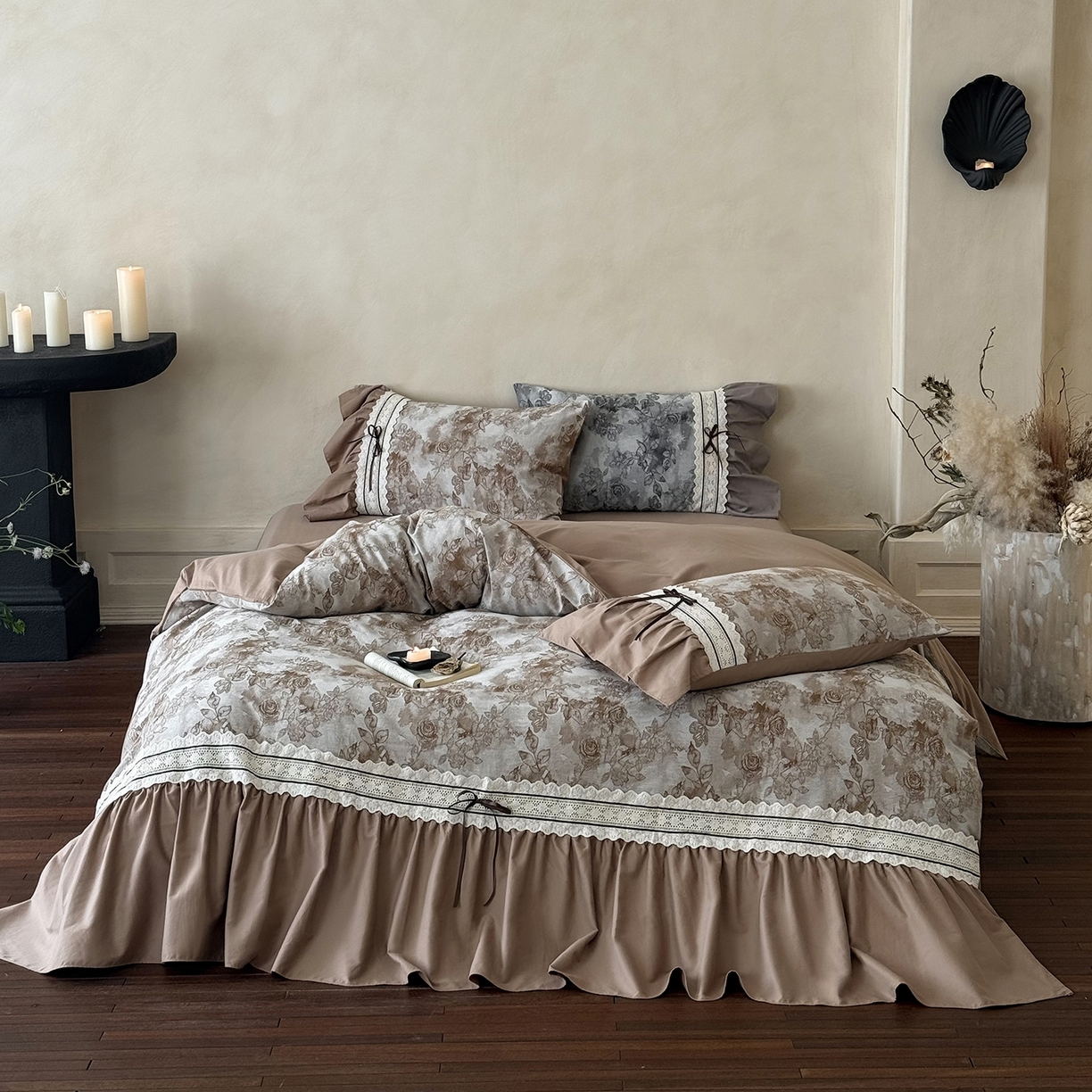 91家纺网 家纺一手货源 找家纺 佳汐蓝家纺 2025秋冬新品50贡缎磨毛提花+法式花边四件套--墨兰 墨兰-咖