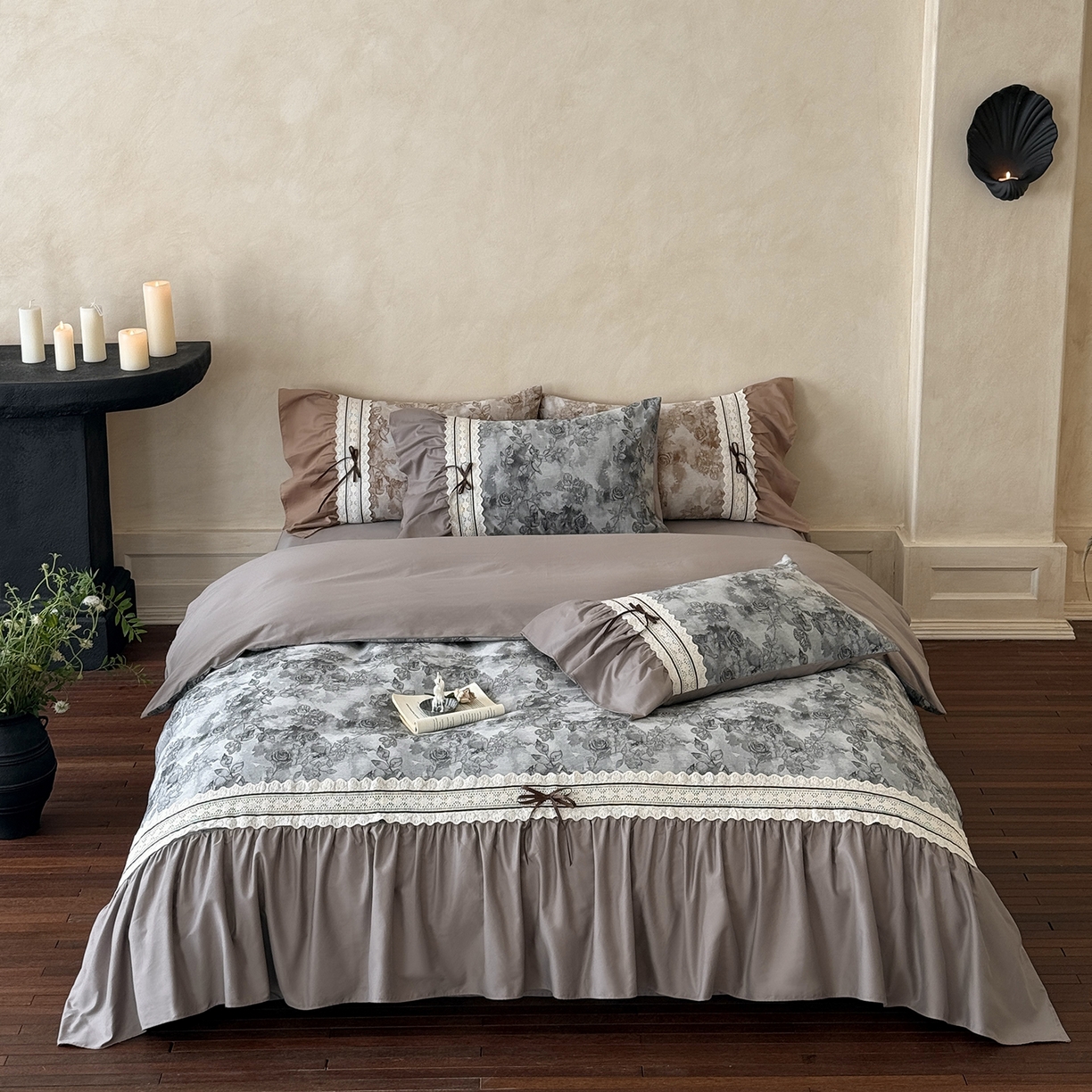 91家纺网 家纺一手货源 找家纺 佳汐蓝家纺 2025秋冬新品50贡缎磨毛提花+法式花边四件套--墨兰 墨兰-灰