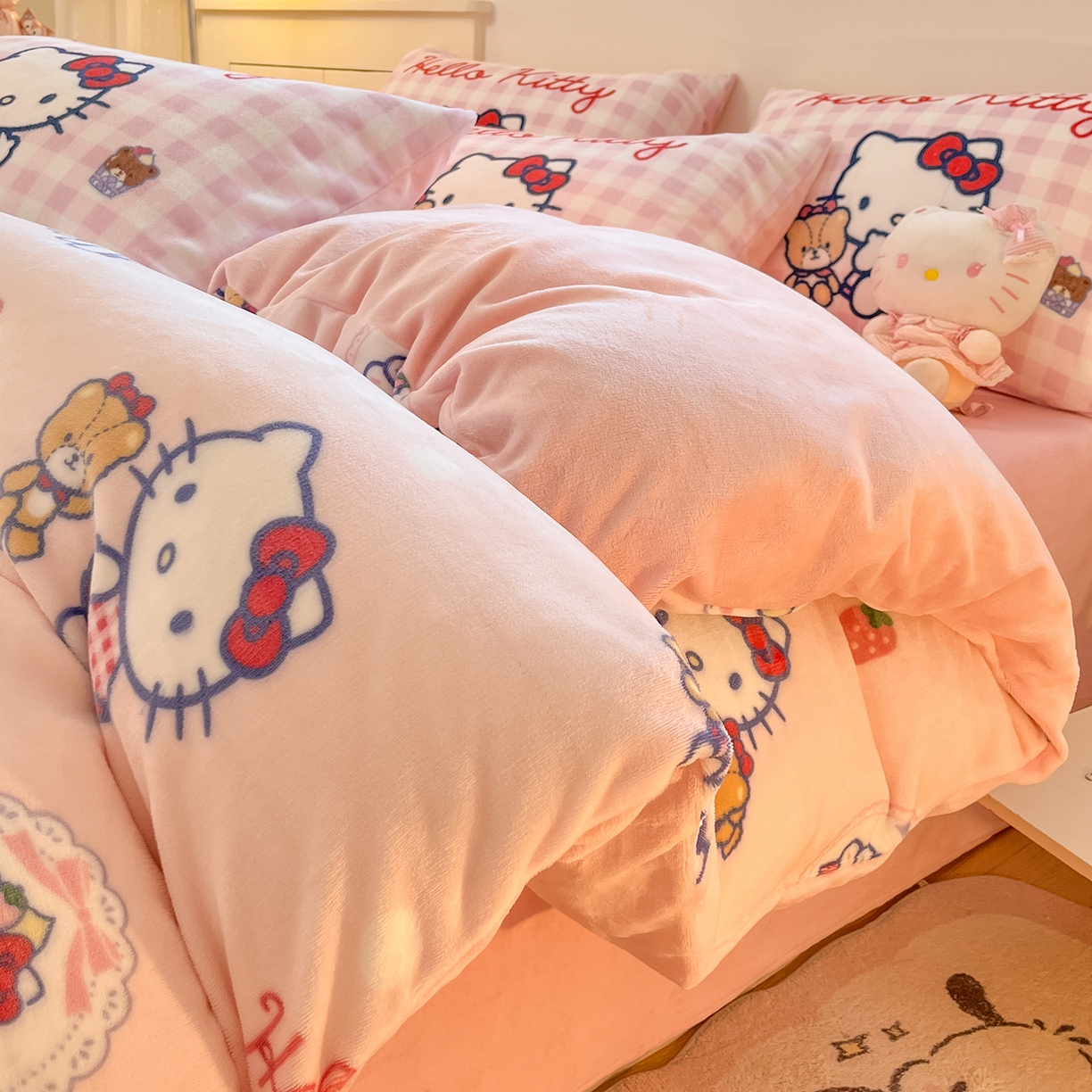 91家纺网 家纺一手货源 找家纺 （总）桃子家居 2025新品正版三丽鸥授权Kitty数码大版枕套混搭卡通加厚高克重牛奶绒系列四件套单品