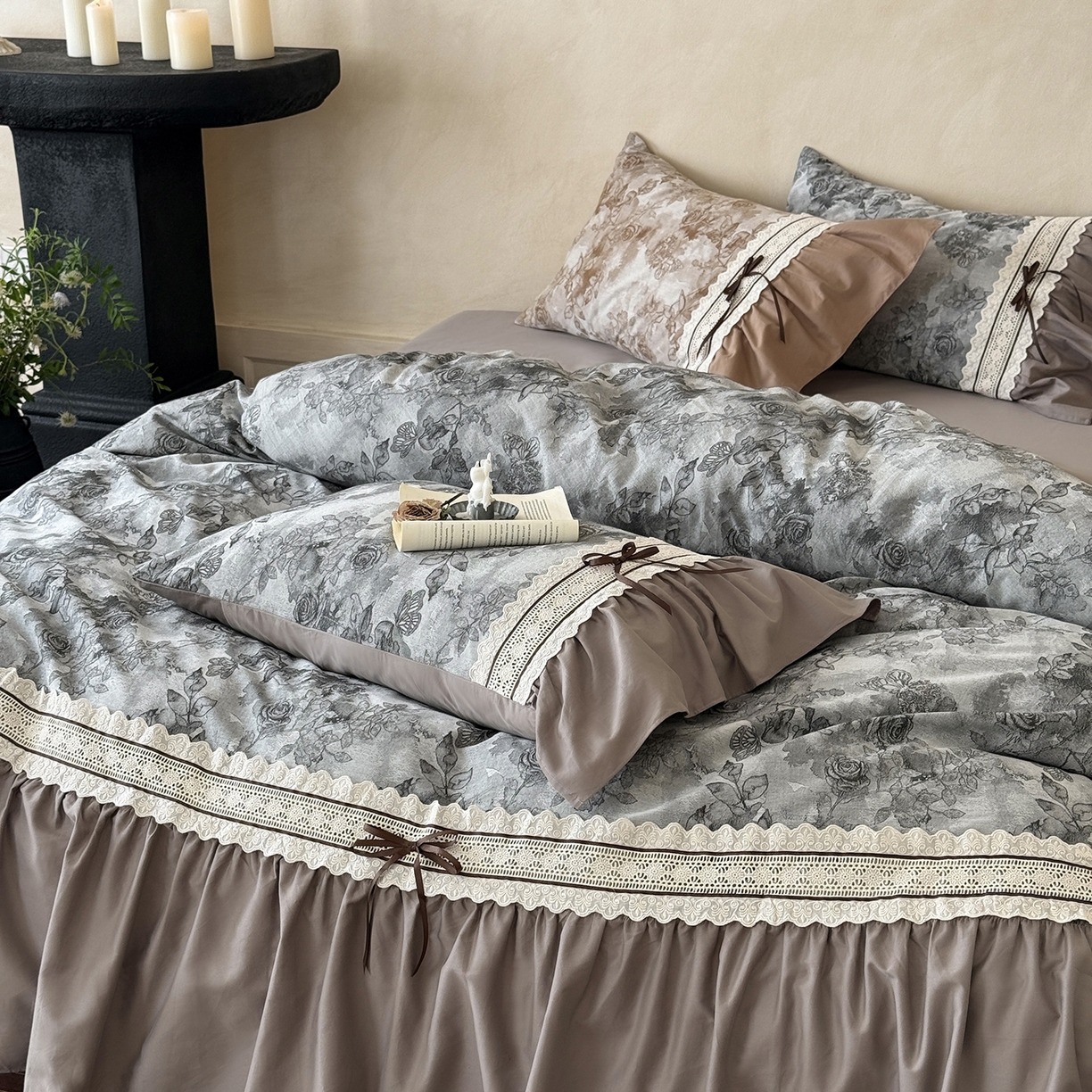 91家纺网 家纺一手货源 找家纺 佳汐蓝家纺 2025秋冬新品50贡缎磨毛提花+法式花边四件套--墨兰 墨兰-灰