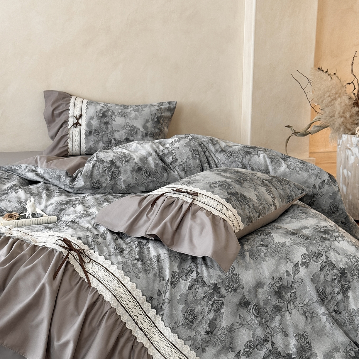 91家纺网 家纺一手货源 找家纺 佳汐蓝家纺 2025秋冬新品50贡缎磨毛提花+法式花边四件套--墨兰 墨兰-灰