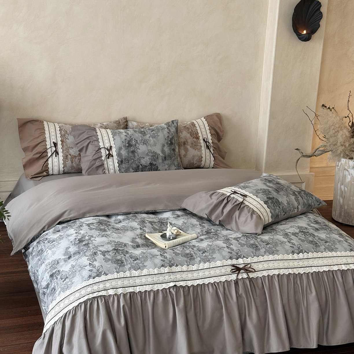 91家纺网 家纺一手货源 找家纺 佳汐蓝家纺 2025秋冬新品50贡缎磨毛提花+法式花边四件套--墨兰 墨兰-灰