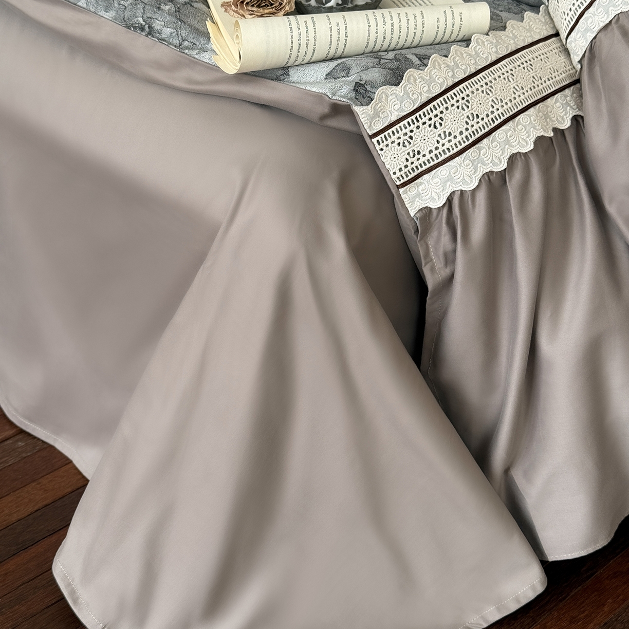 91家纺网 家纺一手货源 找家纺 佳汐蓝家纺 2025秋冬新品50贡缎磨毛提花+法式花边四件套--墨兰 墨兰-灰