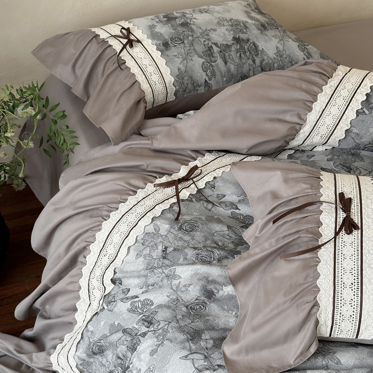 91家纺网 家纺一手货源 找家纺 佳汐蓝家纺 2025秋冬新品50贡缎磨毛提花+法式花边四件套--墨兰 墨兰-灰