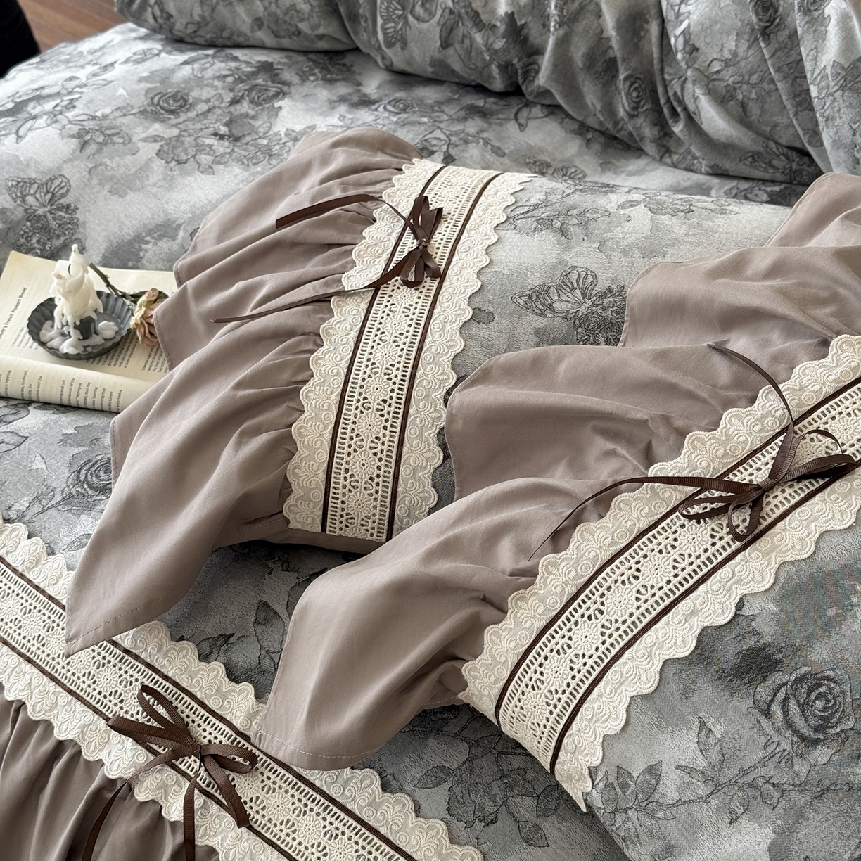 91家纺网 家纺一手货源 找家纺 佳汐蓝家纺 2025秋冬新品50贡缎磨毛提花+法式花边四件套--墨兰 墨兰-灰