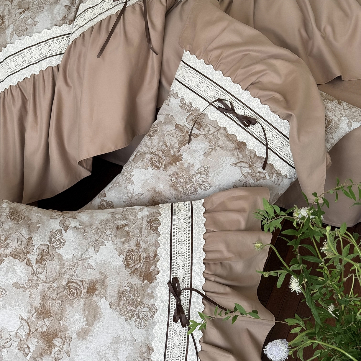 91家纺网 家纺一手货源 找家纺 佳汐蓝家纺 2025秋冬新品50贡缎磨毛提花+法式花边四件套--墨兰 墨兰-咖