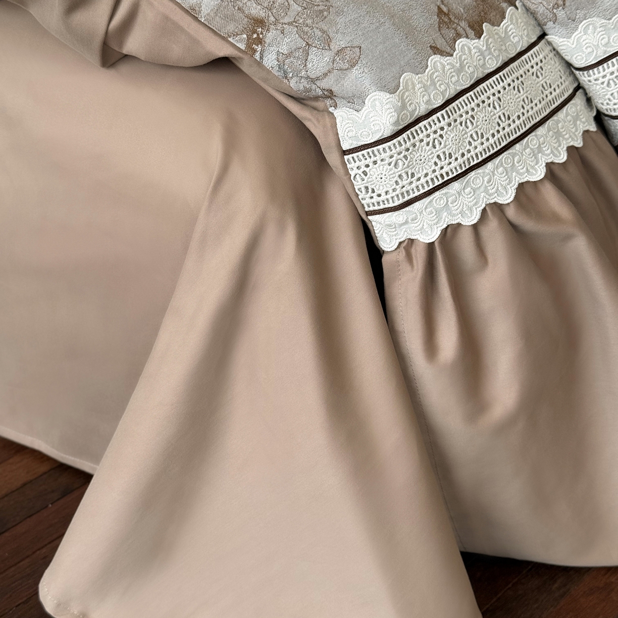 91家纺网 家纺一手货源 找家纺 佳汐蓝家纺 2025秋冬新品50贡缎磨毛提花+法式花边四件套--墨兰 墨兰-咖