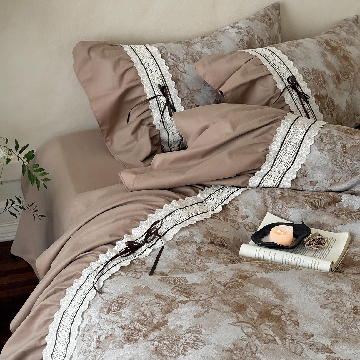 91家纺网 家纺一手货源 找家纺 佳汐蓝家纺 2025秋冬新品50贡缎磨毛提花+法式花边四件套--墨兰 墨兰-咖