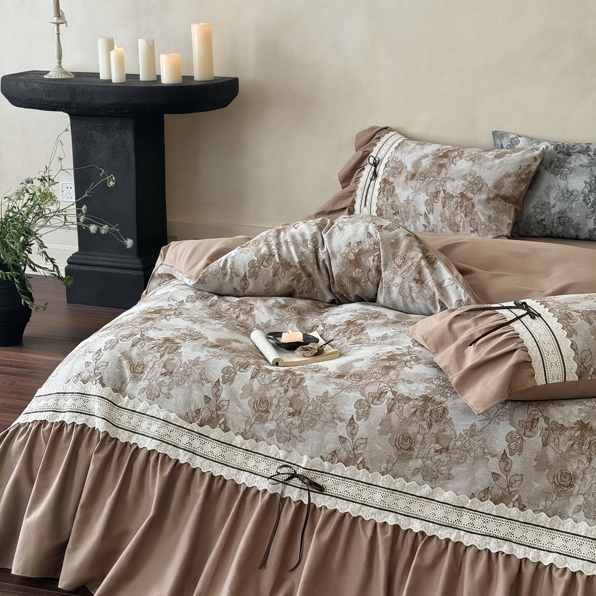 91家纺网 家纺一手货源 找家纺 佳汐蓝家纺 2025秋冬新品50贡缎磨毛提花+法式花边四件套--墨兰 墨兰-咖