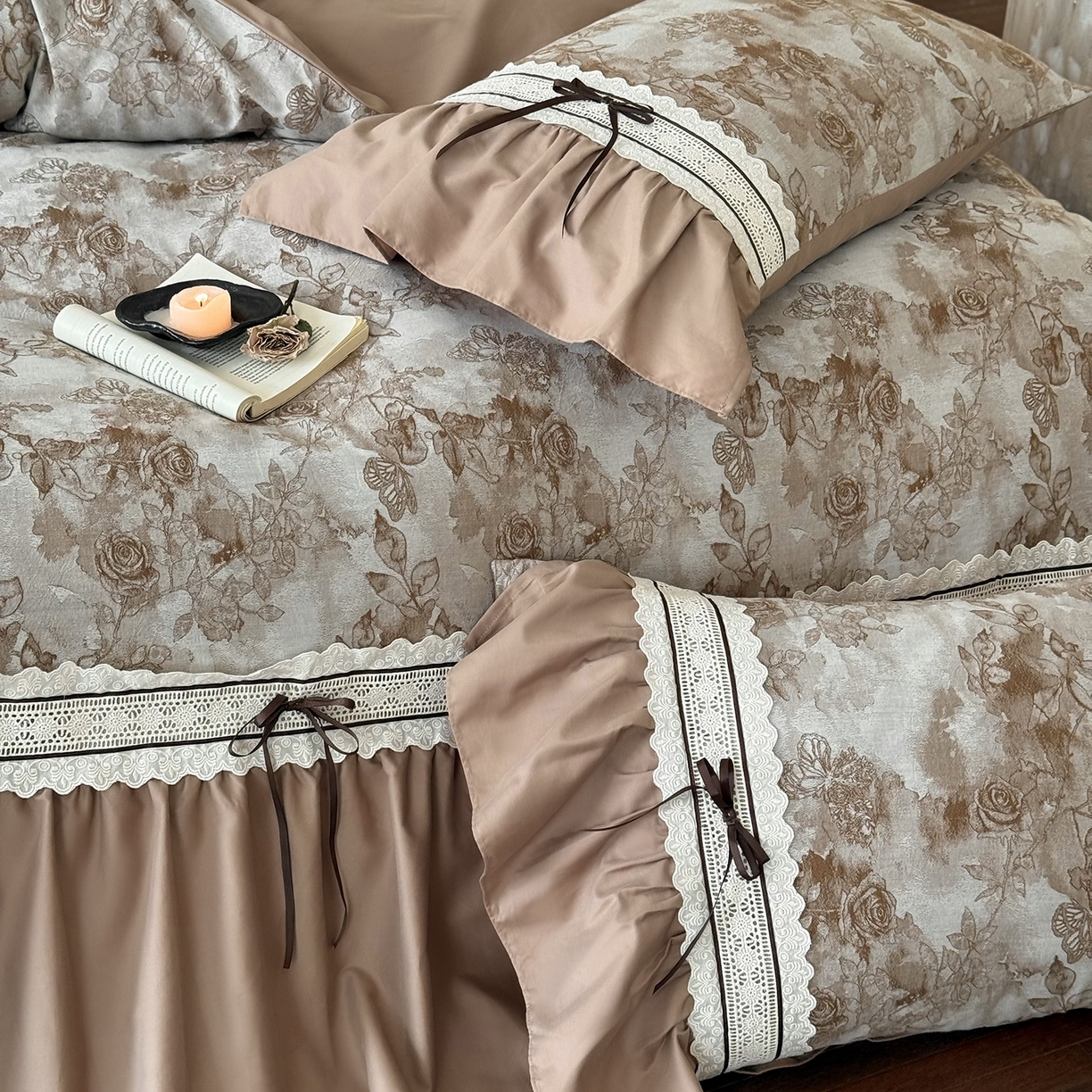 91家纺网 家纺一手货源 找家纺 佳汐蓝家纺 2025秋冬新品50贡缎磨毛提花+法式花边四件套--墨兰 墨兰-咖