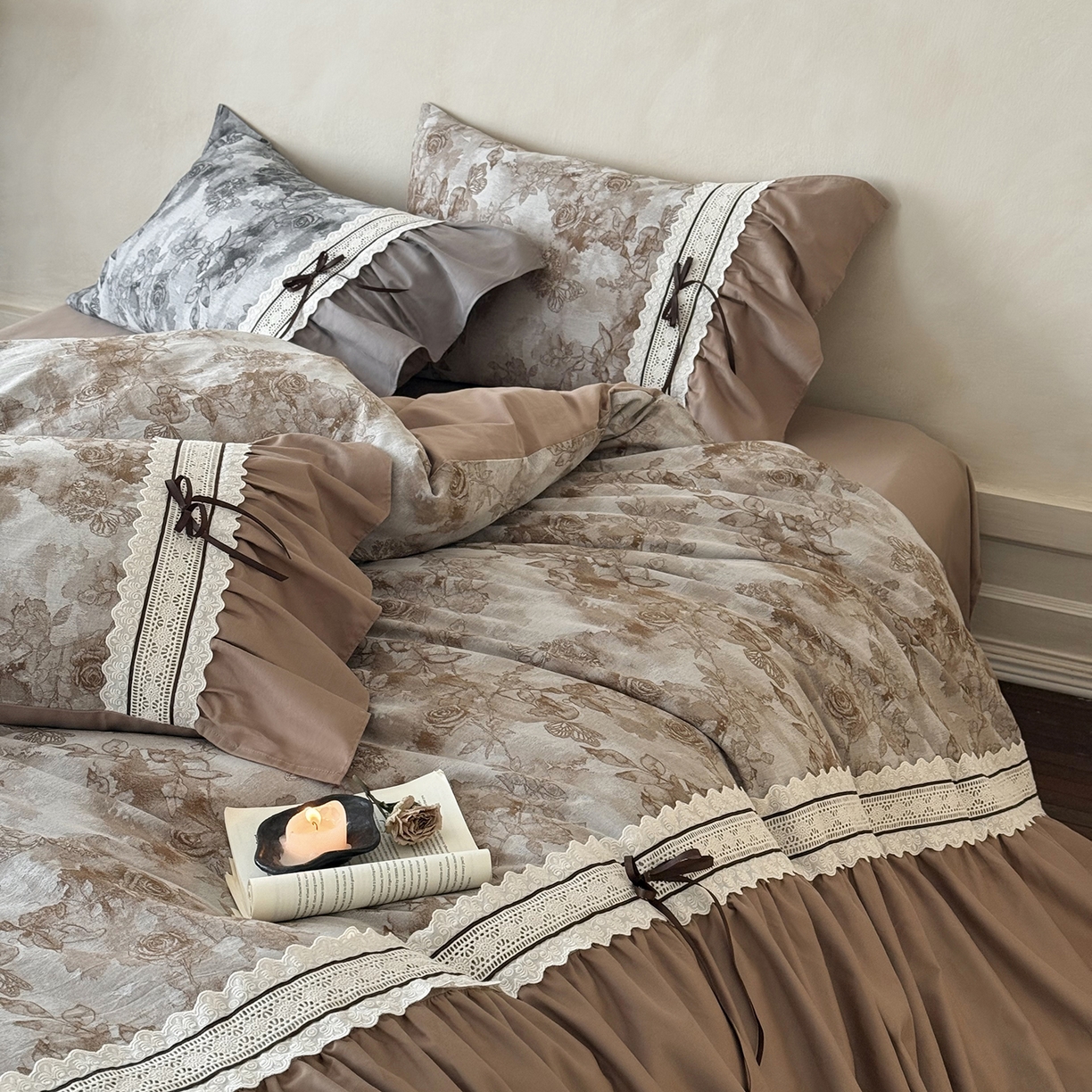 91家纺网 家纺一手货源 找家纺 佳汐蓝家纺 2025秋冬新品50贡缎磨毛提花+法式花边四件套--墨兰 墨兰-咖