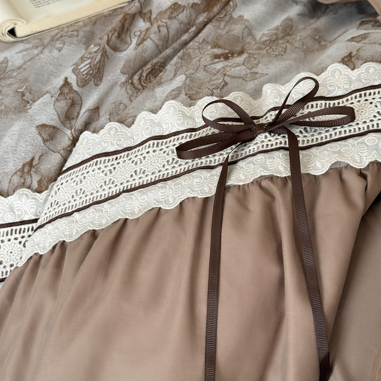 91家纺网 家纺一手货源 找家纺 佳汐蓝家纺 2025秋冬新品50贡缎磨毛提花+法式花边四件套--墨兰 墨兰-咖