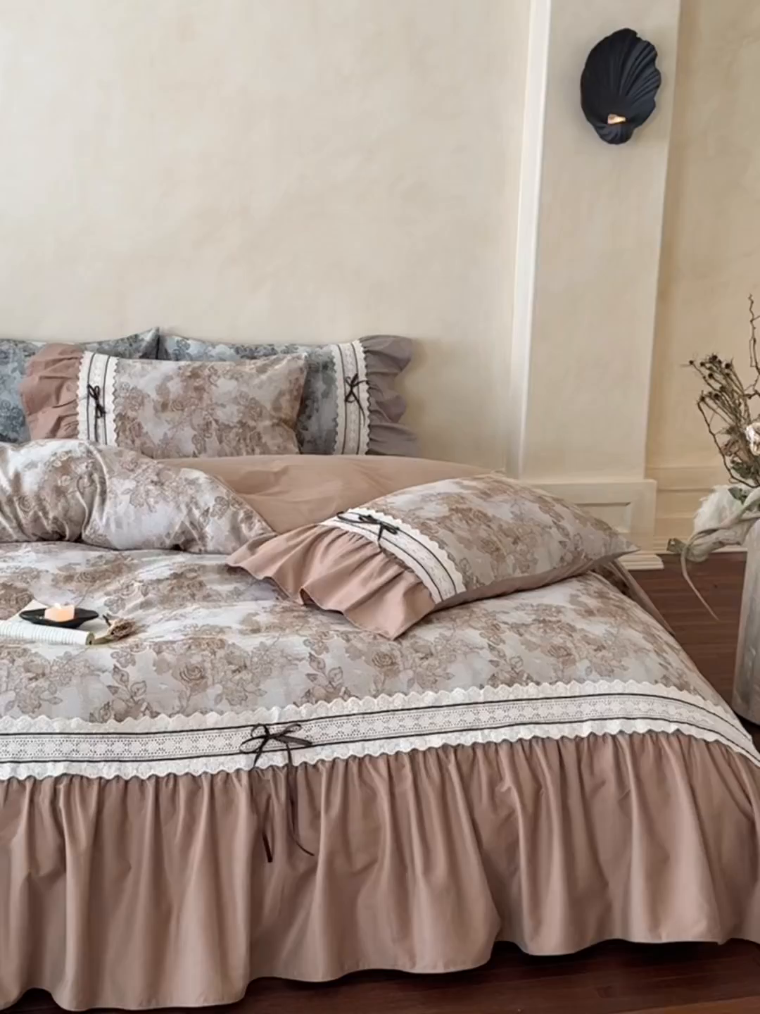 91家纺网 家纺一手货源 找家纺 佳汐蓝家纺 2025秋冬新品50贡缎磨毛提花+法式花边四件套--墨兰 墨兰-咖