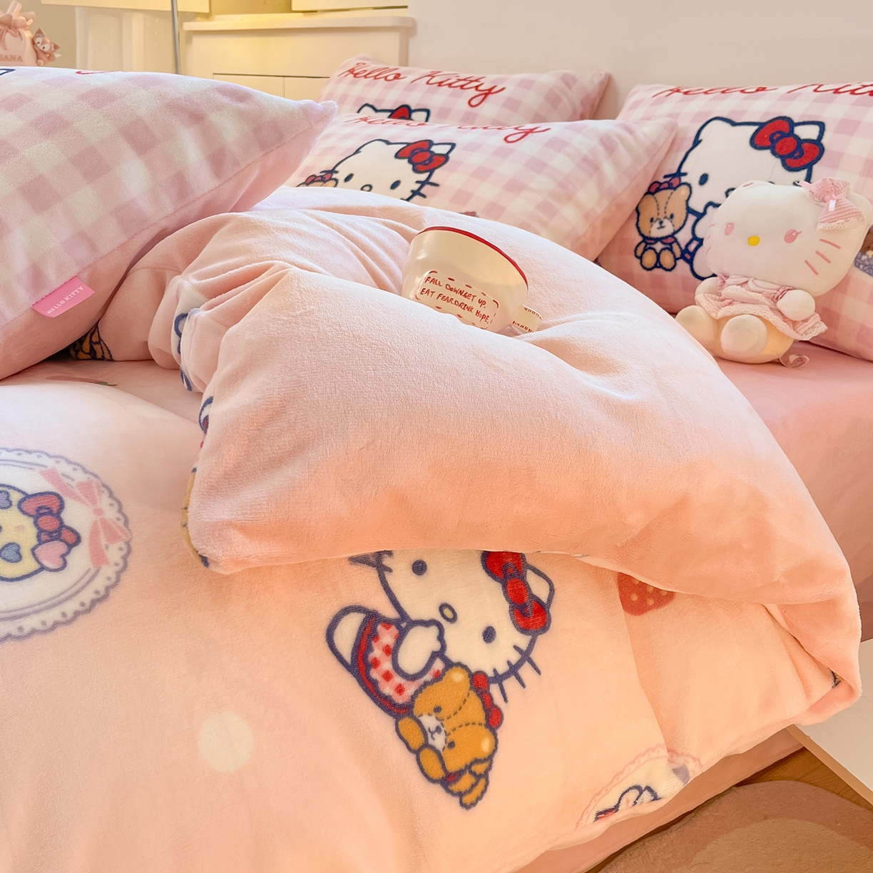91家纺网 家纺一手货源 找家纺 桃子家居 2025新品正版三丽鸥授权Kitty数码大版枕套混搭卡通加厚高克重牛奶绒系列四件套单品 绒三丽鸥-混搭草莓KT