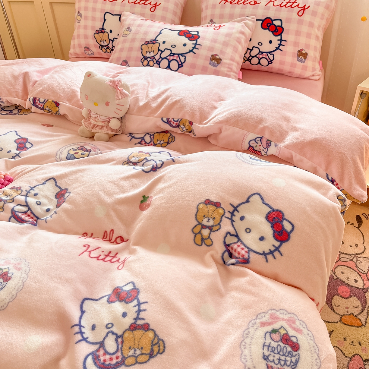 91家纺网 家纺一手货源 找家纺 桃子家居 2025新品正版三丽鸥授权Kitty数码大版枕套混搭卡通加厚高克重牛奶绒系列四件套单品 绒三丽鸥-混搭草莓KT