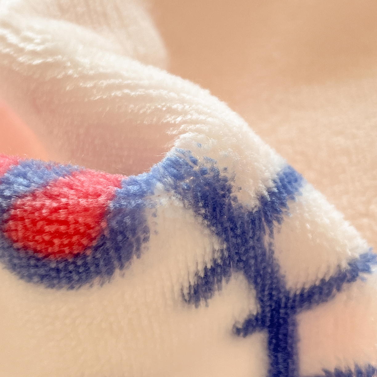 91家纺网 家纺一手货源 找家纺 桃子家居 2025新品正版三丽鸥授权Kitty数码大版枕套混搭卡通加厚高克重牛奶绒系列四件套单品 绒三丽鸥-混搭草莓KT