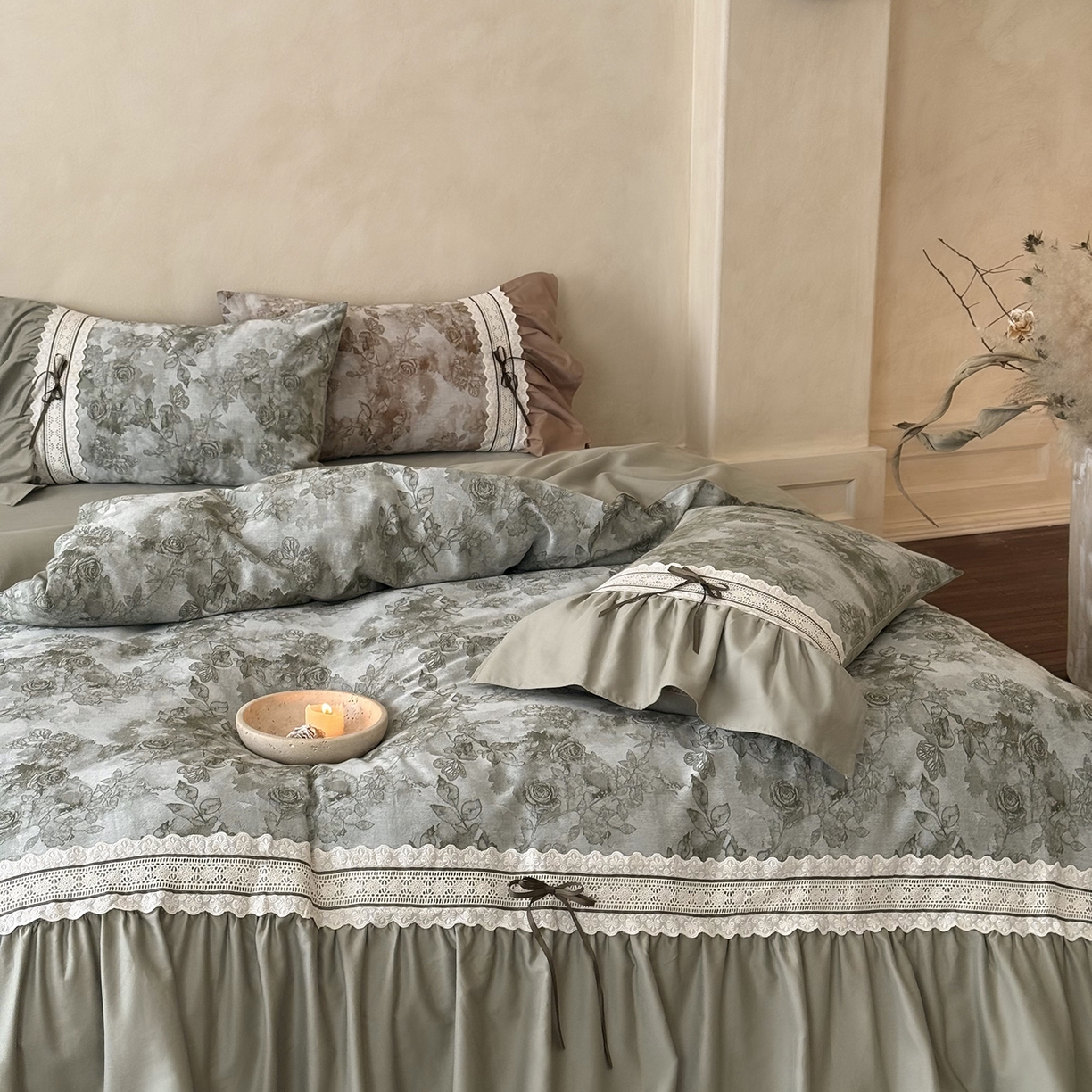 91家纺网 家纺一手货源 找家纺 佳汐蓝家纺 2025秋冬新品50贡缎磨毛提花+法式花边四件套--墨兰 墨兰-绿