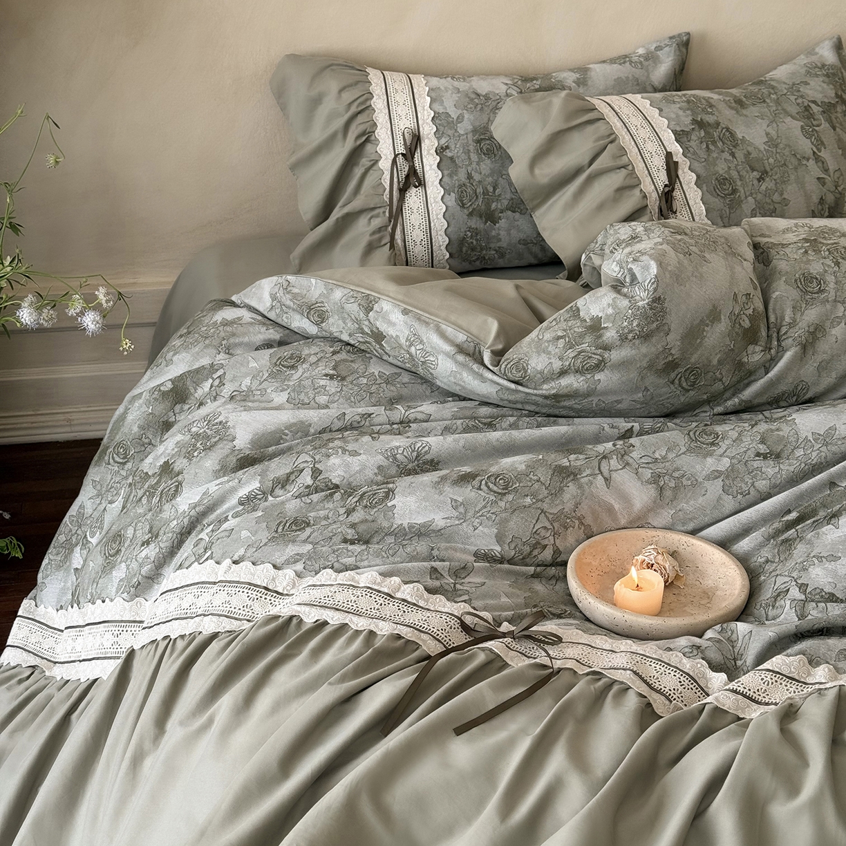 91家纺网 家纺一手货源 找家纺 佳汐蓝家纺 2025秋冬新品50贡缎磨毛提花+法式花边四件套--墨兰 墨兰-绿