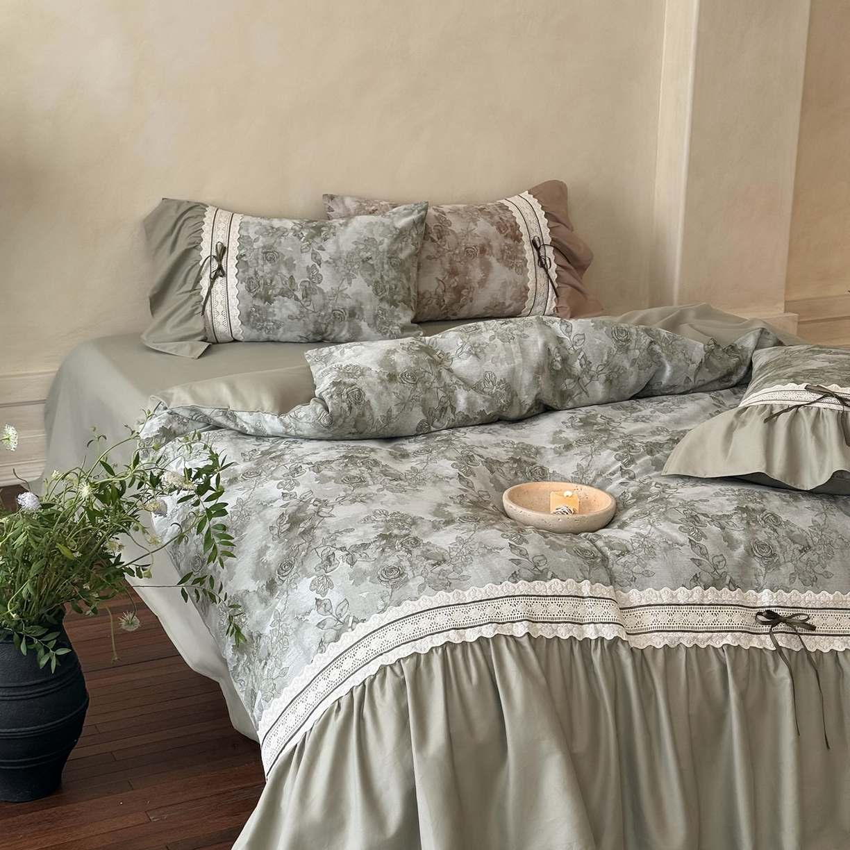 91家纺网 家纺一手货源 找家纺 佳汐蓝家纺 2025秋冬新品50贡缎磨毛提花+法式花边四件套--墨兰 墨兰-绿