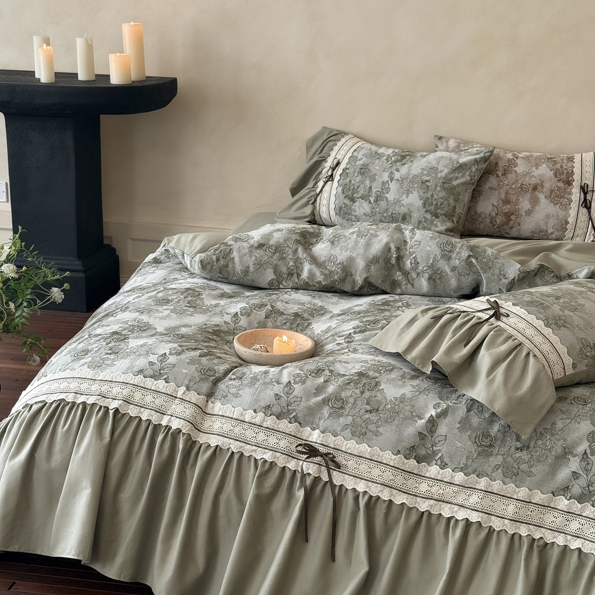 91家纺网 家纺一手货源 找家纺 佳汐蓝家纺 2025秋冬新品50贡缎磨毛提花+法式花边四件套--墨兰 墨兰-绿