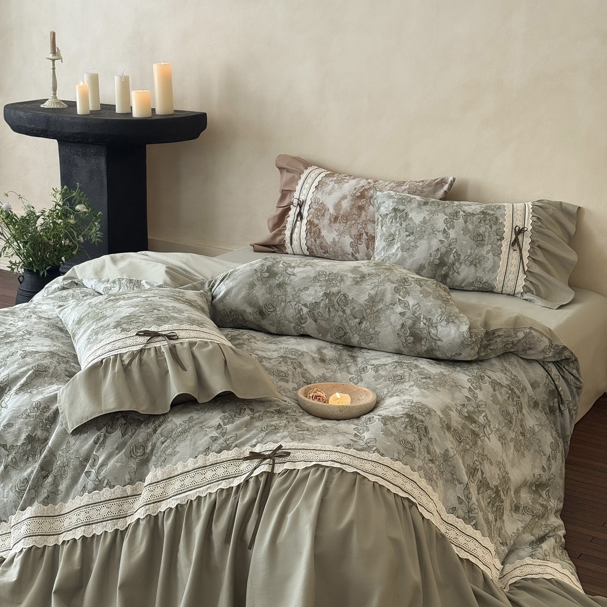 91家纺网 家纺一手货源 找家纺 佳汐蓝家纺 2025秋冬新品50贡缎磨毛提花+法式花边四件套--墨兰 墨兰-绿