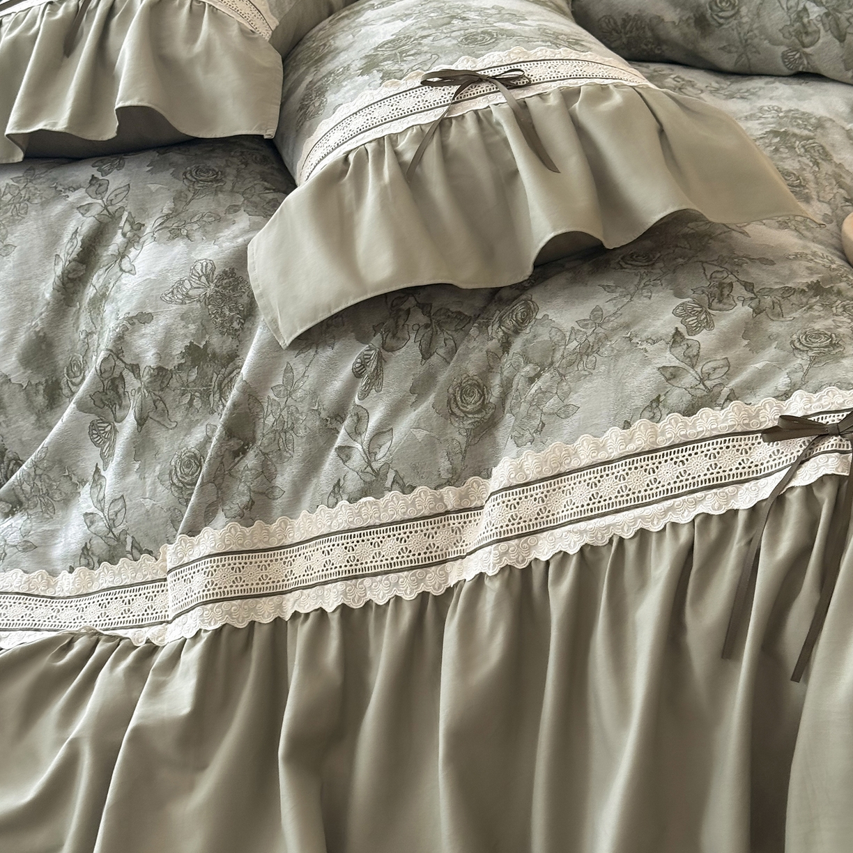 91家纺网 家纺一手货源 找家纺 佳汐蓝家纺 2025秋冬新品50贡缎磨毛提花+法式花边四件套--墨兰 墨兰-绿