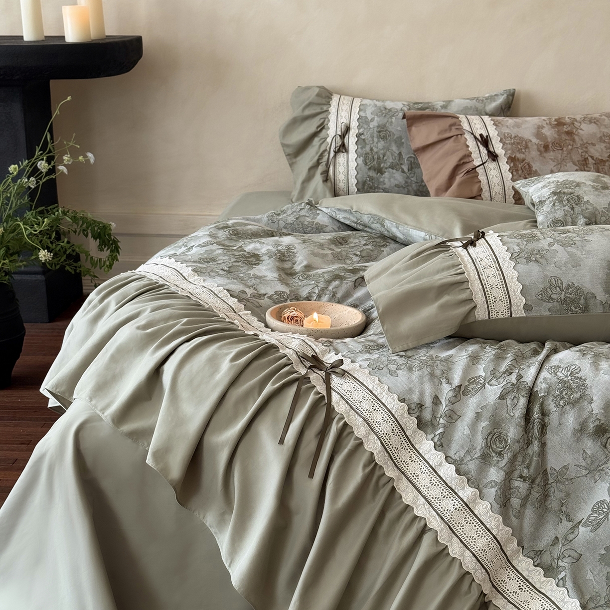 91家纺网 家纺一手货源 找家纺 佳汐蓝家纺 2025秋冬新品50贡缎磨毛提花+法式花边四件套--墨兰 墨兰-绿