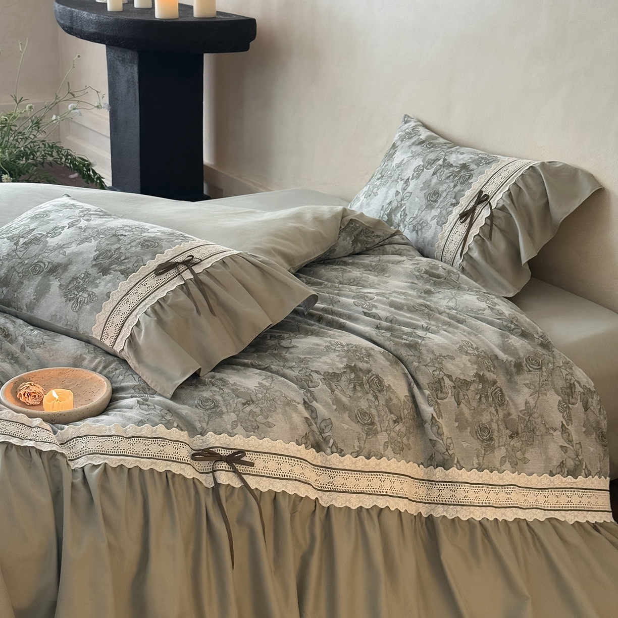 91家纺网 家纺一手货源 找家纺 佳汐蓝家纺 2025秋冬新品50贡缎磨毛提花+法式花边四件套--墨兰 墨兰-绿