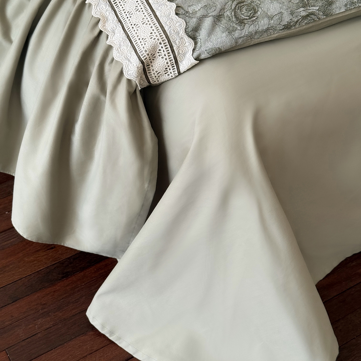 91家纺网 家纺一手货源 找家纺 佳汐蓝家纺 2025秋冬新品50贡缎磨毛提花+法式花边四件套--墨兰 墨兰-绿