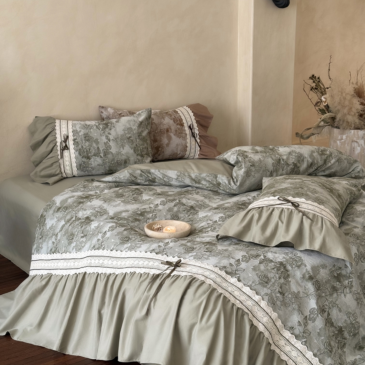 91家纺网 家纺一手货源 找家纺 佳汐蓝家纺 2025秋冬新品50贡缎磨毛提花+法式花边四件套--墨兰 墨兰-绿